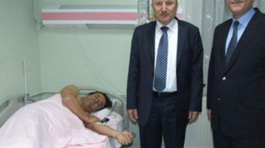 Kavgayı ayırmaya &ccedil;alışan polisi bı&ccedil;akladı