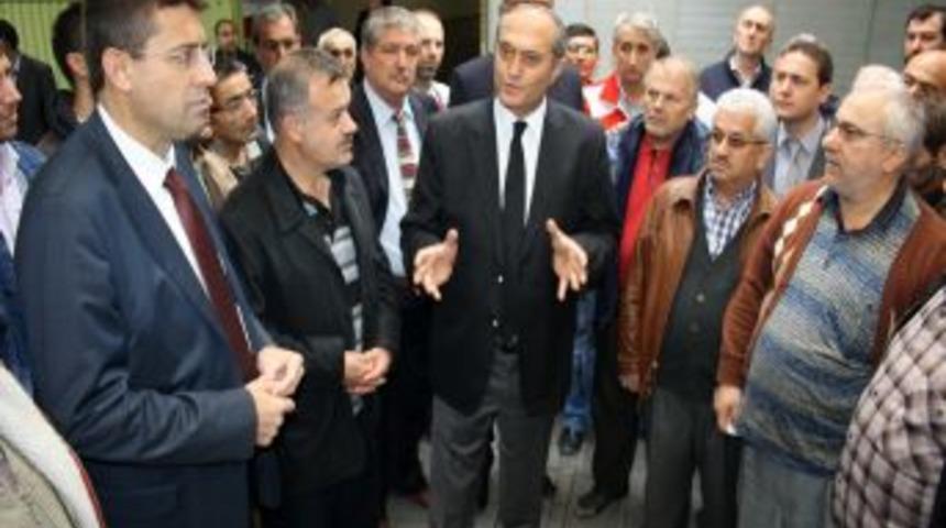 Belediye kaldırım işgalini yasakladı, esnaf tepki i&ccedil;in kepenk kapattı