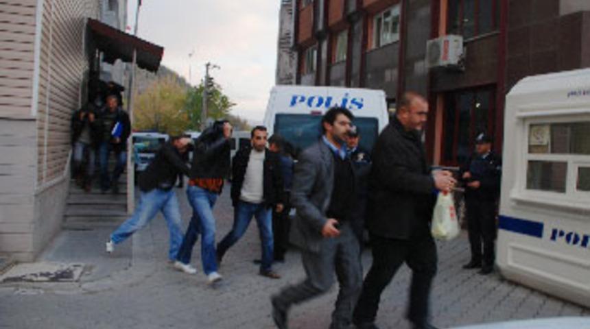 Erkek &ccedil;ocuğa fuhuş yaptıran &ccedil;ete &ccedil;&ouml;kertildi