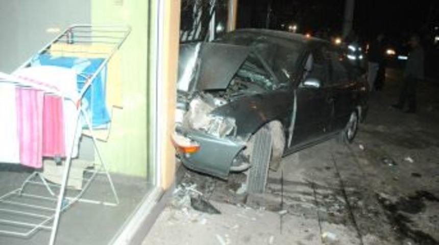 Otomobil berber d&uuml;kkanına girdi