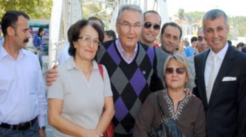 Deniz Baykal vatandaşlarla hatıra fotoğrafı &ccedil;ektirdi