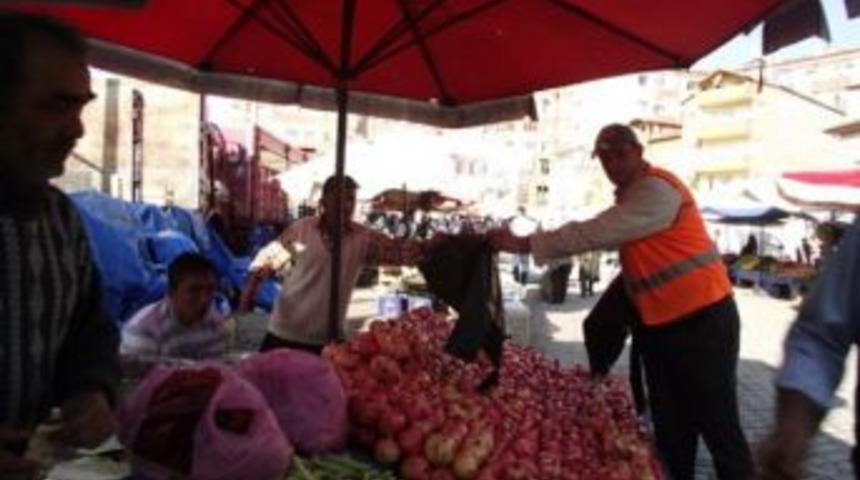 Belediye, pazar yerlerinde &ccedil;&ouml;p torbası dağıtıyor