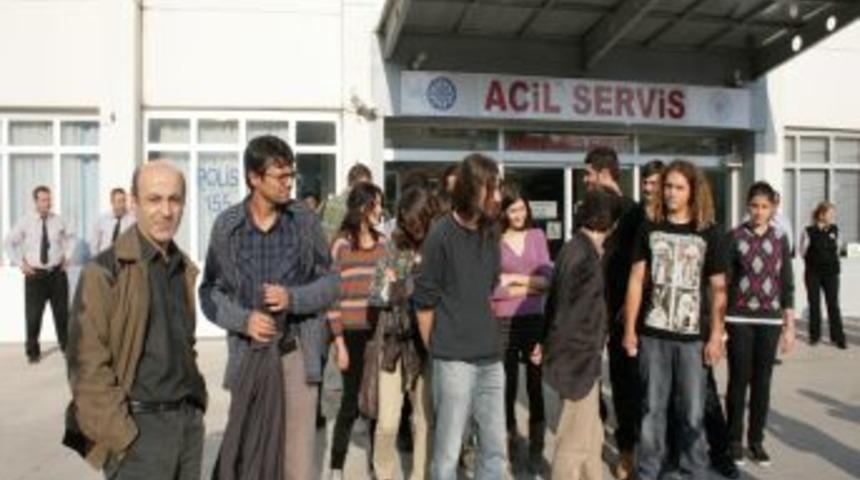 Mark Lewis&rsquo;e yumurta atan &ouml;ğrenciler basın a&ccedil;ıklaması yaptı