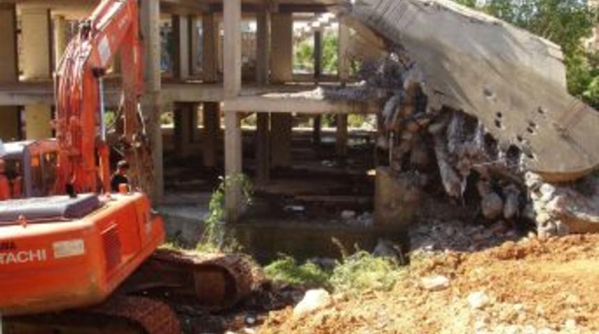 Belediye Başkanı Vekili Dereli, sahibi olduğu ruhsatsız inşaatı yıktırdı
