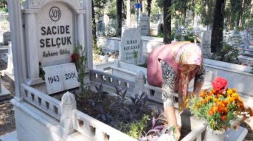 Kurban Bayramı arifesinde mezarlıklar ziyaret&ccedil;i akınına uğradı