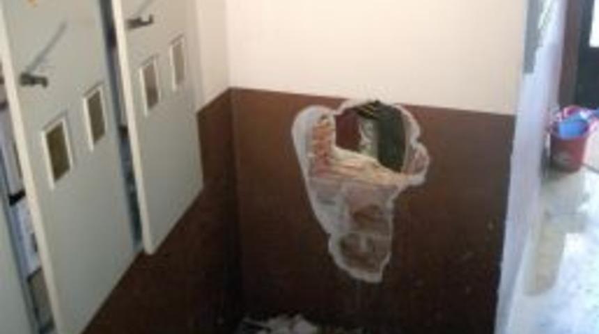 Duvarı kırıp kuyumcuyu soydular