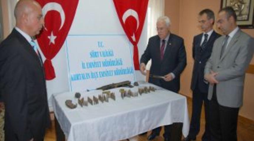 &Ccedil;olak, ter&ouml;ristle birlikte ele ge&ccedil;irilen silahları inceledi