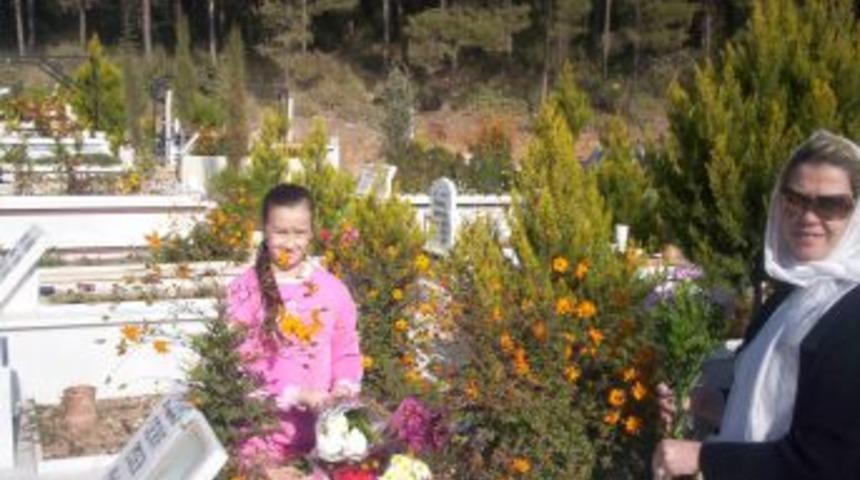 Arife günü mezarlıklar ziyaretçilerle doldu