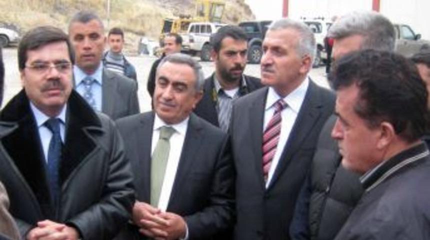 Erciş'te kurtarma &ccedil;alışmalarına katılan Bitlis ekibi d&ouml;nd&uuml;