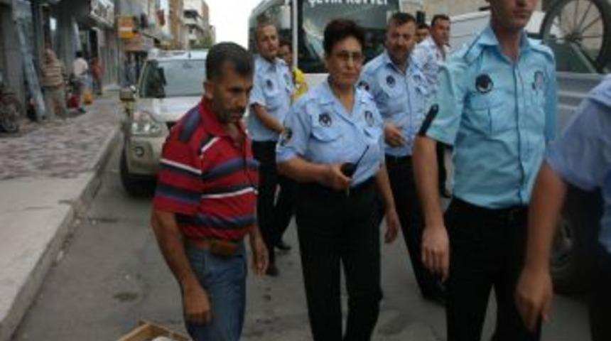Kadın zabıta komiserinden seyyar satıcıya: Bizi adamdan saymıyor musunuz