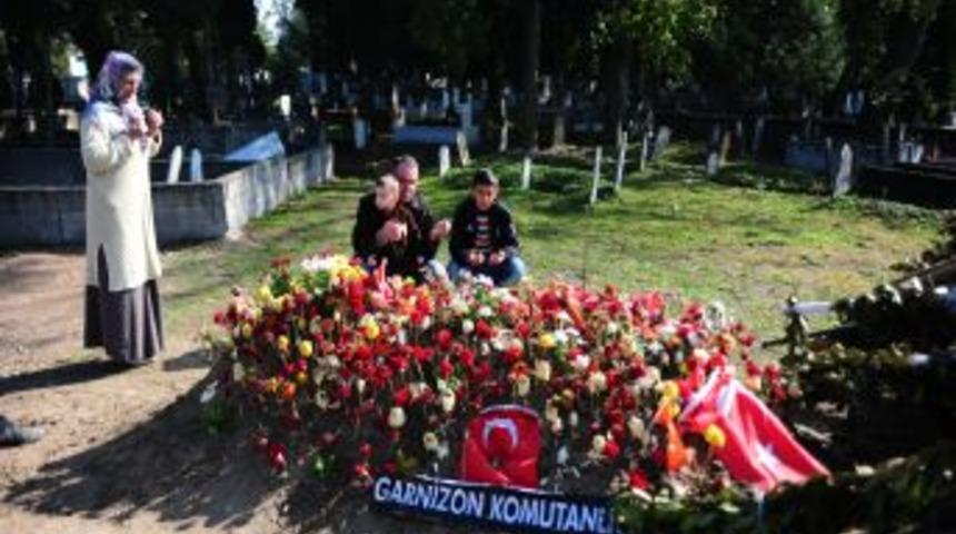 &Ccedil;ukurca şehidinin evi ve mezarı bayram &ouml;ncesinde ziyaret&ccedil;i akınına uğradı