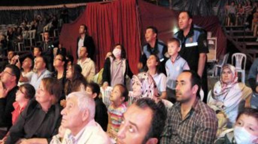 İlk kez sirk g&ouml;sterisi izleyen &ccedil;ocuklar polise teşekk&uuml;r etti