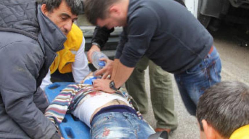 Otomobil park halindeki TIR'a &ccedil;arptı: 2 &ouml;l&uuml;