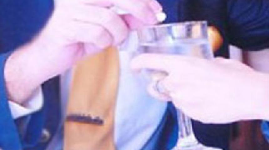 Üniversiteli kıza fuhuş tuzağı