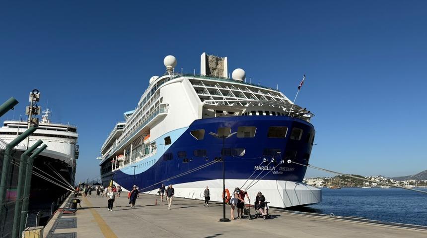Bodrum'a iki kruvaziyerle 2 bin 888 turist geldi