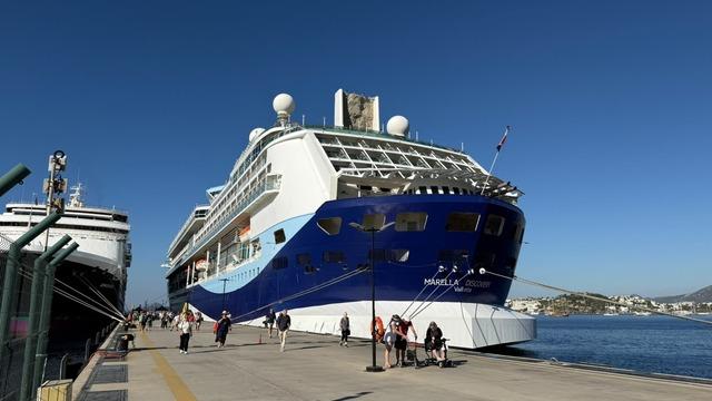 Bodrum'a iki kruvaziyerle 2 bin 888 turist geldi