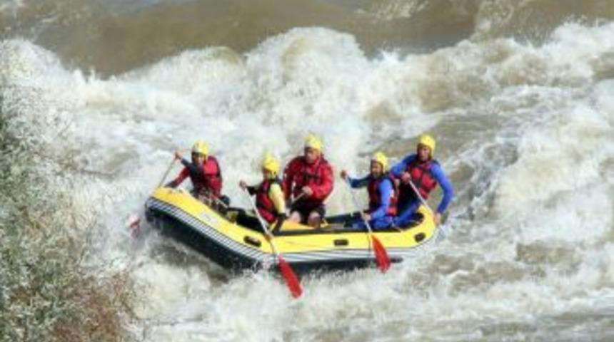 Raftingciler nefes kesen tatbikatı başarıyla tamamladı