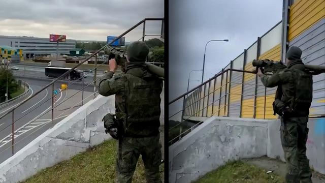 Film gibi sahneyi yayınladılar! Rus askeri Ukrayna İHA’sını omuzdan atılan füzeyle vurdu