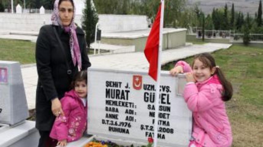 Kendisi anne ane karnındayken şehit olan babasının kabrine &ccedil;i&ccedil;ek dikti