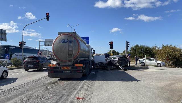 Freni boşaldığı &ouml;ne s&uuml;r&uuml;len tanker, ışıkta bekleyen 4 otomobile &ccedil;arptı: 4 yaralı 4
