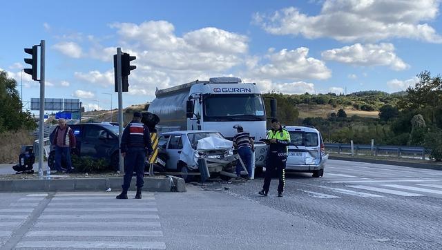 Freni boşaldığı &ouml;ne s&uuml;r&uuml;len tanker, ışıkta bekleyen 4 otomobile &ccedil;arptı: 4 yaralı 3