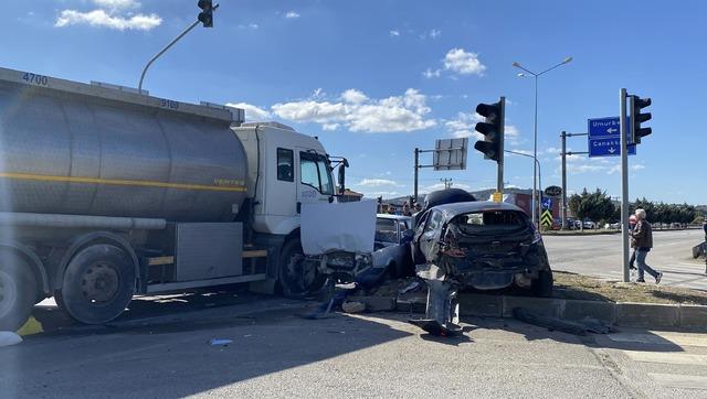 Freni boşaldığı &ouml;ne s&uuml;r&uuml;len tanker, ışıkta bekleyen 4 otomobile &ccedil;arptı: 4 yaralı 2