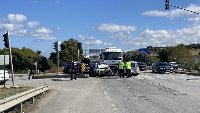 Freni boşaldığı &ouml;ne s&uuml;r&uuml;len tanker, ışıkta bekleyen 4 otomobile &ccedil;arptı: 4 yaralı 1