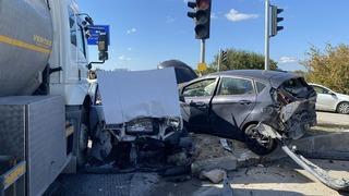 Freni boşaldığı öne sürülen tanker, ışıkta bekleyen 4 otomobile çarptı: 4 yaralı