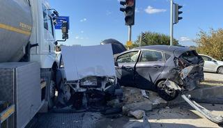 Freni boşaldığı &ouml;ne s&uuml;r&uuml;len tanker, ışıkta bekleyen 4 otomobile &ccedil;arptı: 4 yaralı