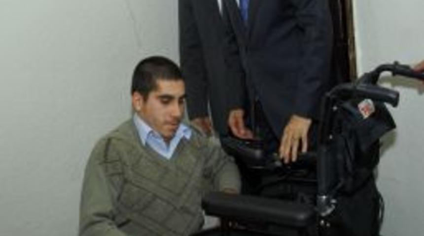 Kılı&ccedil;daroğlu, engelli Sinan Şemin'e ak&uuml;l&uuml; araba verdi