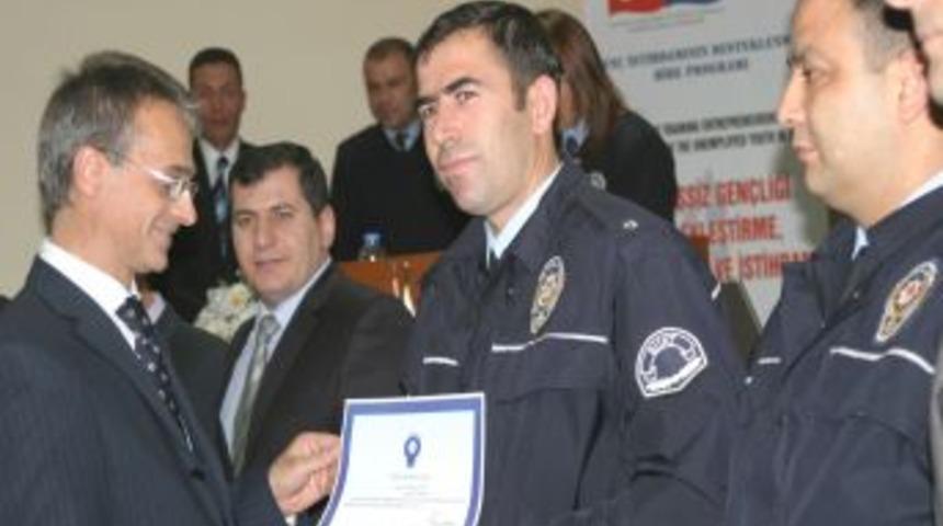 Emniyette &ouml;d&uuml;l ve sertifika t&ouml;reni