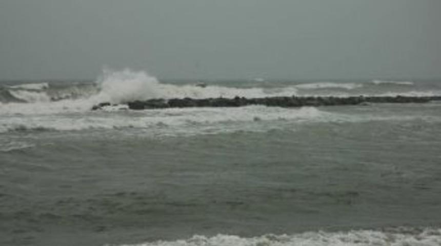 Karadeniz'de kuvvetli fırtına, dev dalgalar oluşturdu