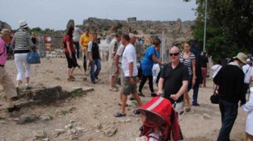 Side'de g&uuml;z d&ouml;nemi İskandinav arkeoloji turları başladı