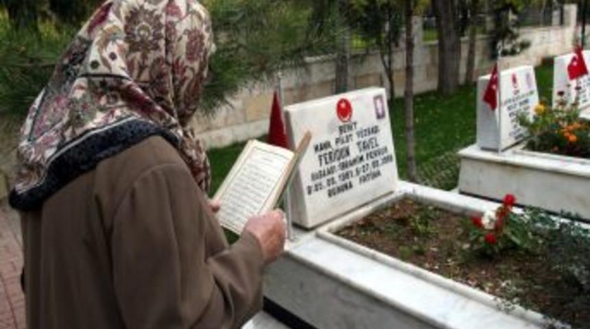 Şehitlikler, acılı ailelerin ziyaretleriyle doldu taştı