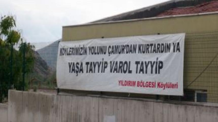 MHP&rsquo;li belediyeden Başbakan&rsquo;a 'başsağlığı pankartlı' karşılama