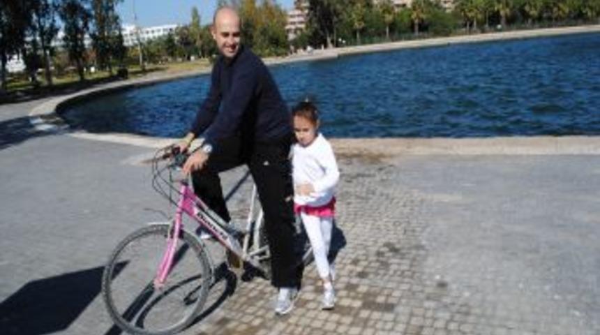 Yerli ve yabancı turistler, Titreyengöl'de güne pedal çevirerek başlıyor