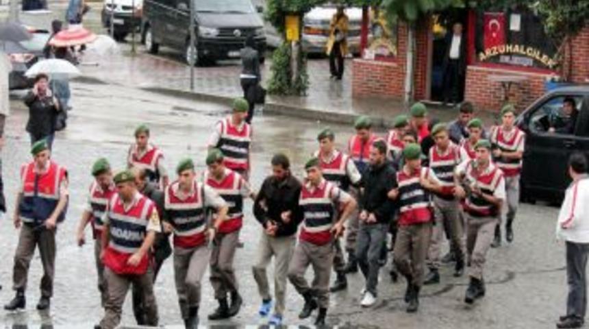 Ka&ccedil;ak bina yıkımında askerlerin yaralanmasına sebep olan 8 kişi adliyede