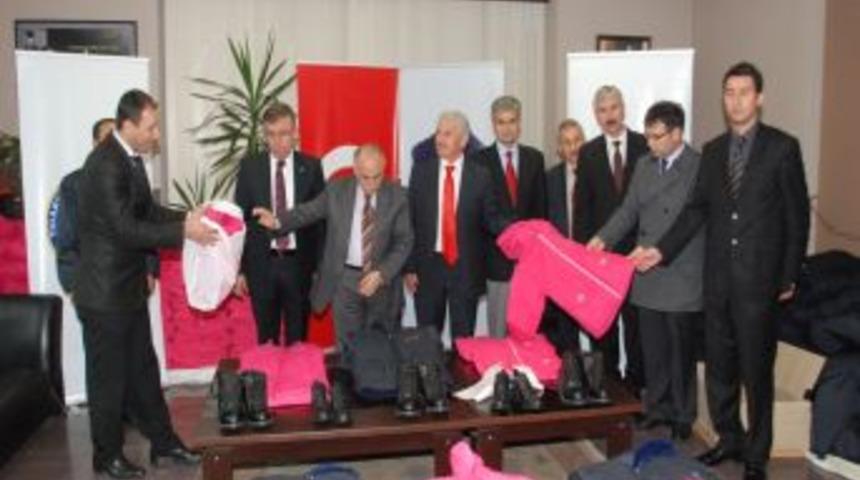 İş adamlarından muhta&ccedil; &ouml;ğrencilere bot ve mont yardımı