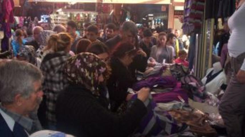 Vatandaşlar çarşılara akın etti, esnaf 'Allah bereket versin' dedi