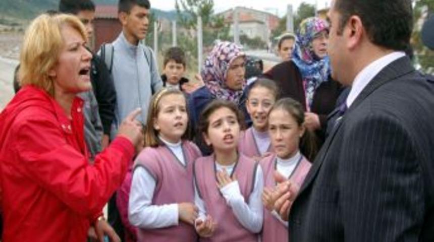 Mahalle i&ccedil;indeki &ccedil;&ouml;p alanına vatandaşlardan tepki