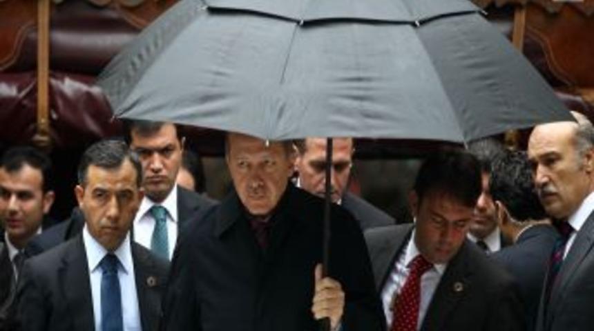 Başbakan'a cami &ccedil;ıkışı yoğun ilgi