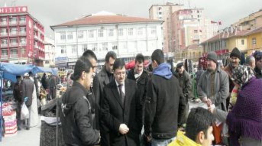 AK Partililer Yozgat&rsquo;ta bayram pazarı esnafını gezdi