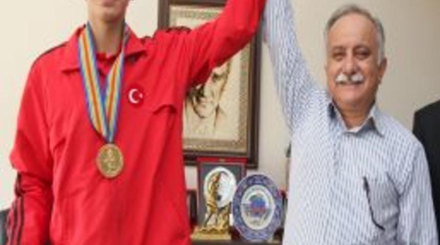 Kıbrıs Rum Kesimi'nde 26 yıl sonra İstikl&acirc;l Marşı &ccedil;alındı