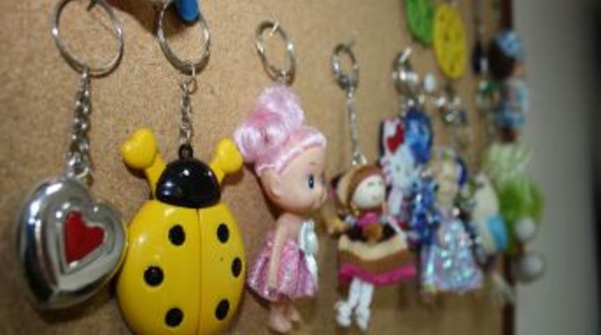 Zihinsel engelli &ccedil;ocuklar hediyelik eşya &uuml;reterek sosyal hayata katılıyor