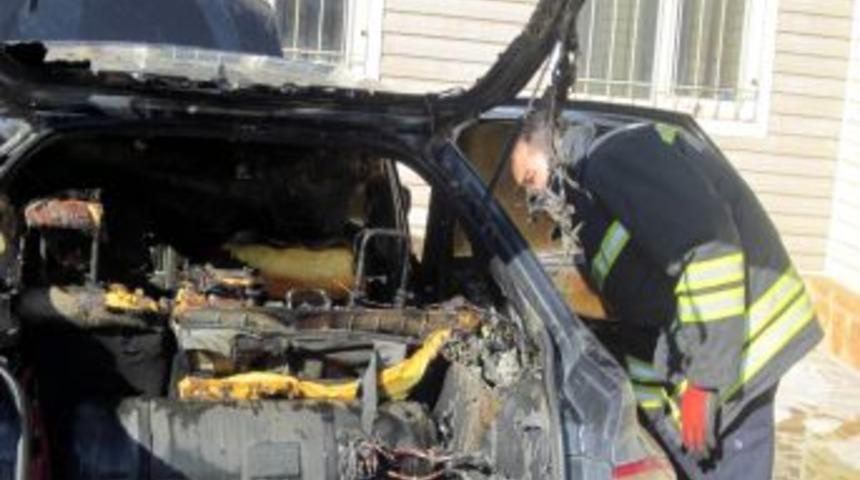 PKK sempatizanları &ouml;ğrenciler dersteyken bah&ccedil;edeki LPG'li aracı yaktı