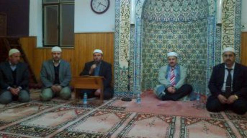 Eflani M&uuml;ft&uuml;l&uuml;ğ&uuml; depremde hayatını kaybedenler i&ccedil;in mevlit okuttu