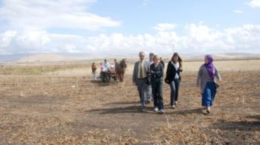 Yeniden okula kazandırılan kız &ouml;ğrenci g&ouml;zyaşlarını tutamadı