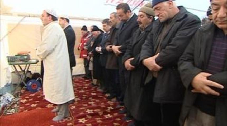 Depremin vurduğu Erciş&rsquo;te bayram namazı kılındı