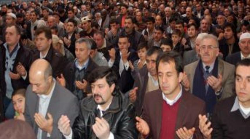 Camide yer bulamayan cemaat bayram namazını sokakta kıldı