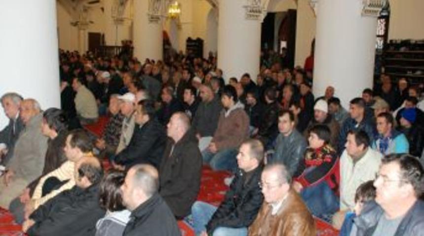 İzmir'de bayram namazı huşu i&ccedil;inde kılındı